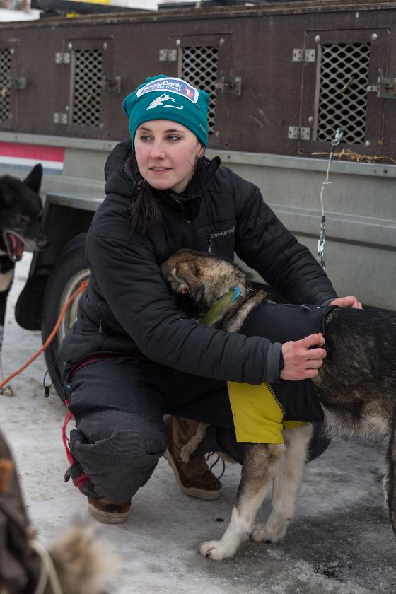 Mailene Skjølås er friluftslivsstudent ved UiT og var førstegangskjører i Finnmarksløpet i 2015. Hun kjørte det korteste løpet, på 500 kilometer og startet med åtte alaskahuskyer foran sleden. Det lange Finnmarksløpet er 1000 kilometer langt og Europas lengste.