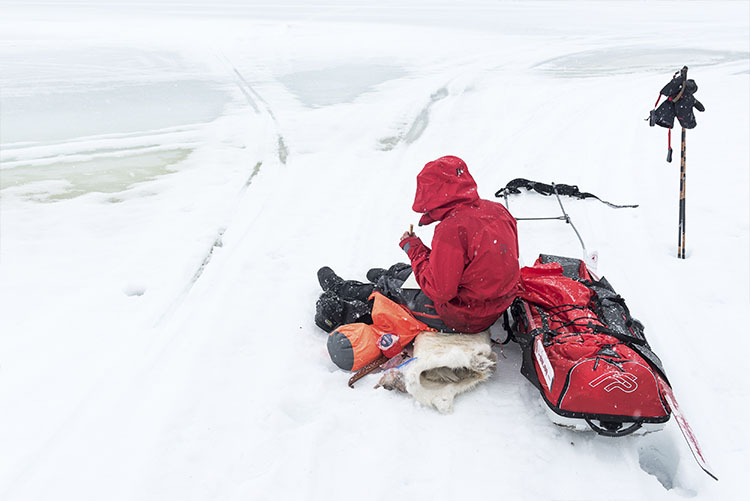 Grenseelv: Pause ved Pasvikelva, som har begynt &aring; g&aring; opp. 