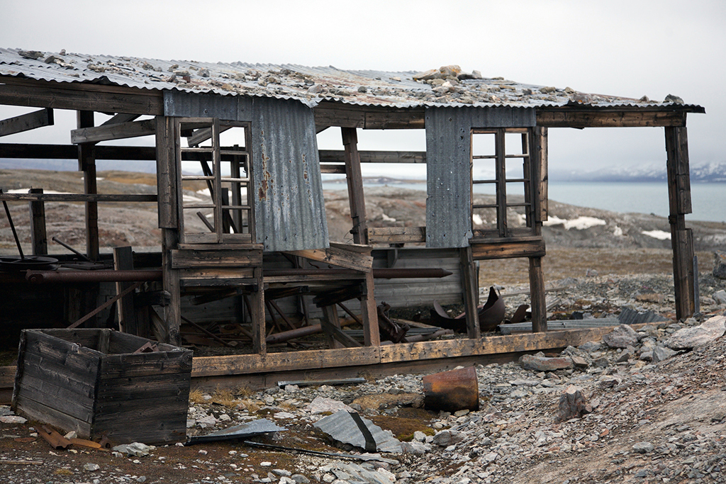 Like ved marmorbruddet st&aring;r dette bygget og vitner om en svunnen dr&oslash;m.