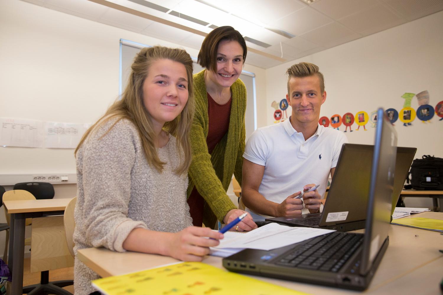 Studenter som jobber i gruppe.