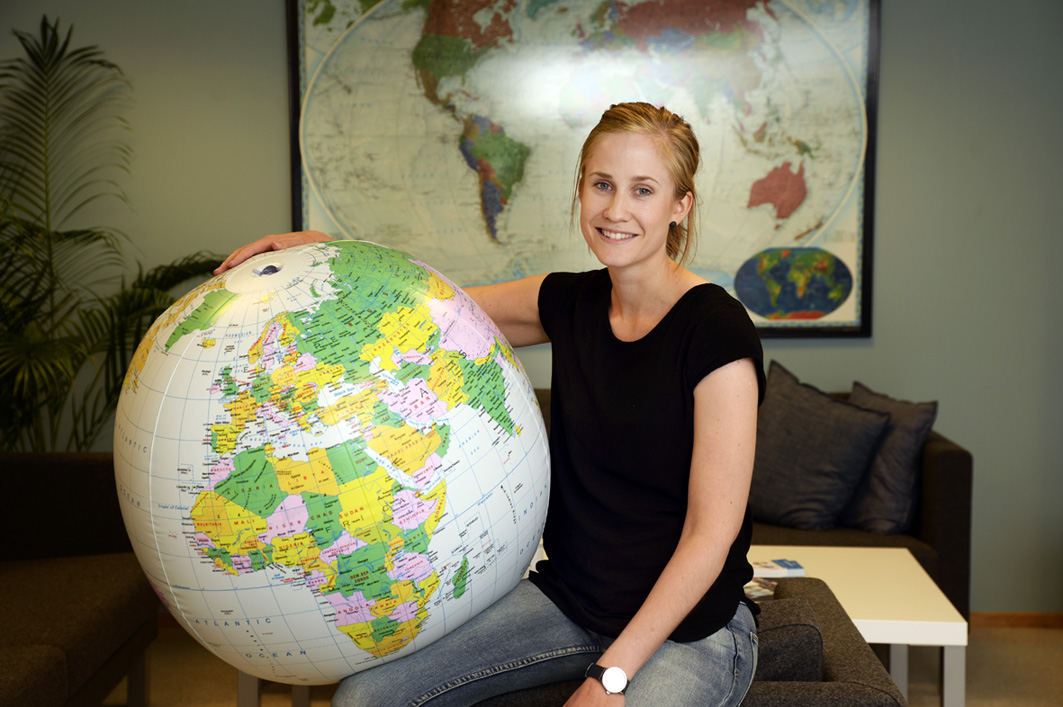 Siri Asphaug Holm&oslash; sitter med jordkloden i hendene