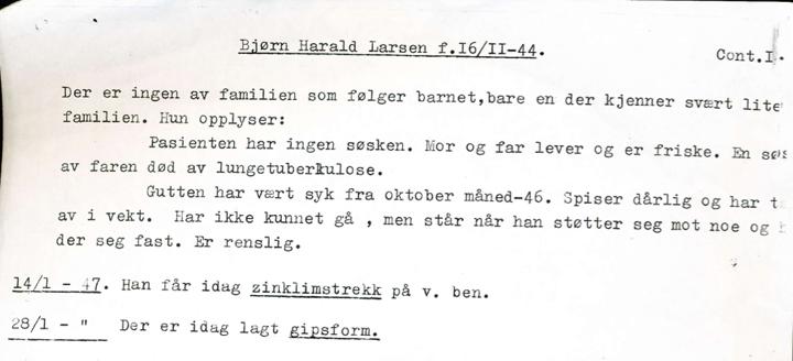 Fremme i Tromsø blir Bjørn Harald Larsen skrevet inn på Kysthospitalet, et spesialsykehus for beintuberkulose. Overlegen noterer følgende i journalen ”Der er ingen av familien som følger barnet, bare en der kjenner svært lite til familien. Hun opplyser: Pasienten har ingen søsken. Mor og far lever og er friske”.