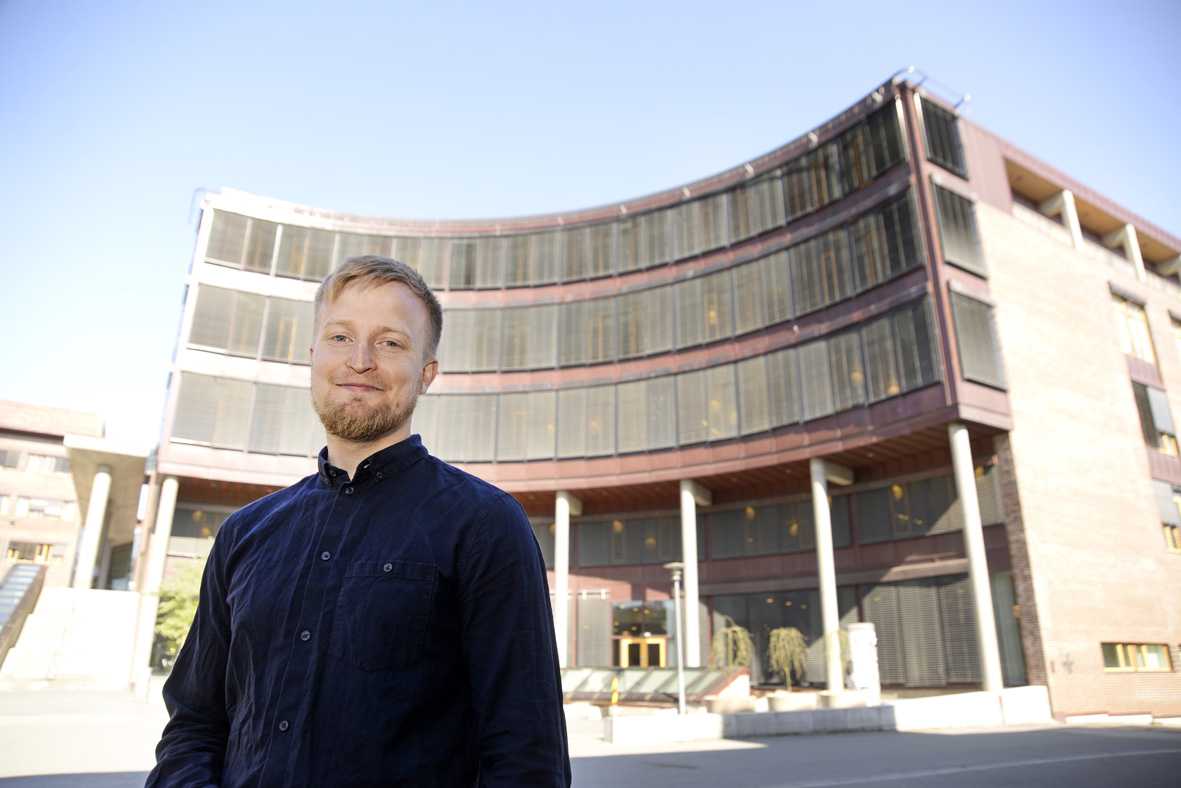 RUSSL Arve Hansen.jpg Arve Hansen foran Teorifagsbygg hus 1 på studiested Tromsø