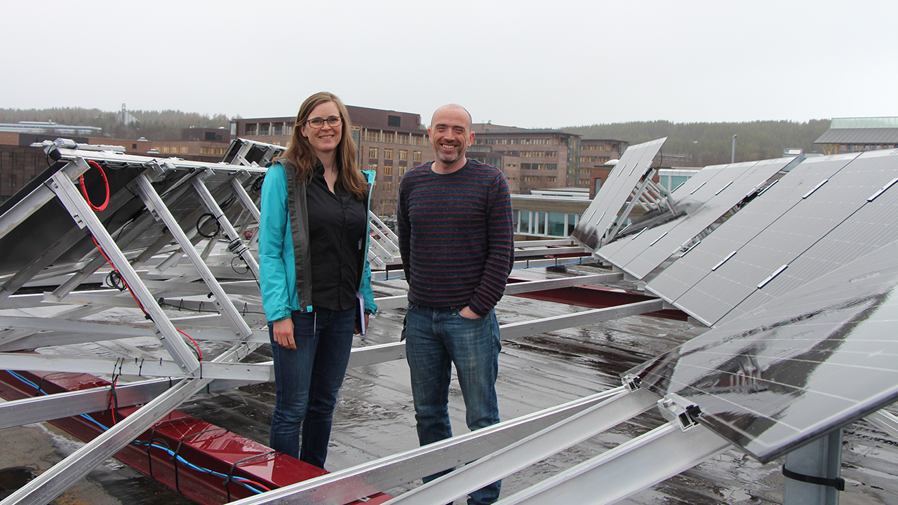 – Ettersom dette er et forskningssystem er de installert med litt forskjellig orientering (helning) slik at vi skal kunne studere energiutbytte i forskjellige situasjoner. De er også mulig å endre vinkel på mange av dem, sier Clara Good. Foto: Mathilde Torsøe