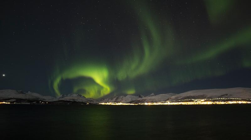En av nordlysets kulører er grønn, som oftest opptrer i nord.