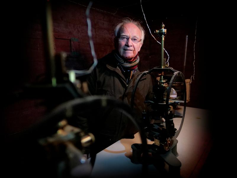 Asgeir Brekke besøker Absolutthuset ved Prestvannet i Tromsø over 50 år etter at han først begynte med nordlysforskning. 