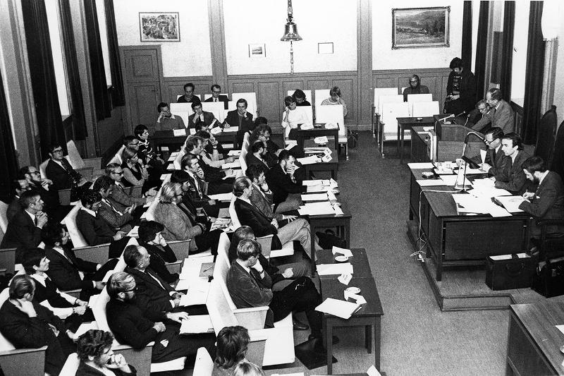 TSIF1472.jpg Bildet er tatt 4. oktober 1973 og er det første møtet i universitetstinget, med Peter F. Hjort på talerstolen. Møtet endte med at han gjorde det klart at han ville si opp som rektor på grunn av manglende tillit blant studentene. I hjørnet står for øvrig Eivind Vorland fra Nordlys og fotograferer. Møtet hadde stor interesse i lokal- og riksmedia og Dagsrevyen var direkte inne fra møtet i sin sending.