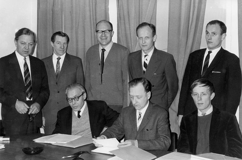 tsnf54390red.jpg Interrimstyret ved UiTø samlet til sitt første møte på Tromsø Museum. Bak fra venstre: Professor Harald Skjervold, museumsdirektør Ørnulf Vorren, fungerende styrer ved Nordlysobservatoriet Olav Holt, Peter F. Hjort og cand.mag Harald Mehus. Sittende fra venstre: professor Knut Dahl Jacobsen, professor Anders Omholt og sivilingeniør Lasse Efskind.