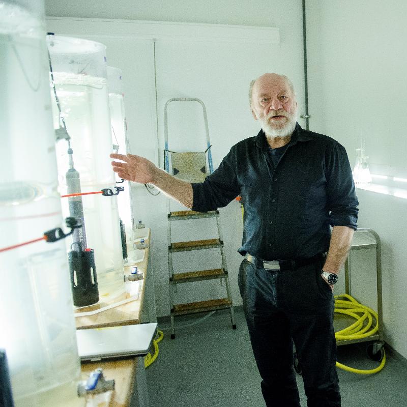 Algetankstor.jpg Professor Eilertsen og en algetank