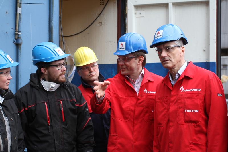 Finnfjord.jpg Jonas Gahr Støre på besøk på Finnfjord smelteverk.