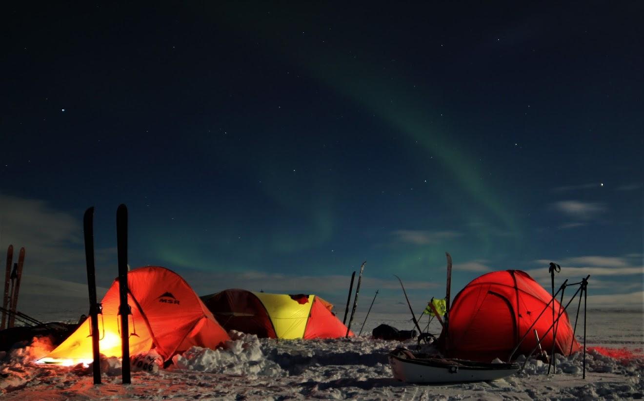 Telt i vinterlandskap og nordlys