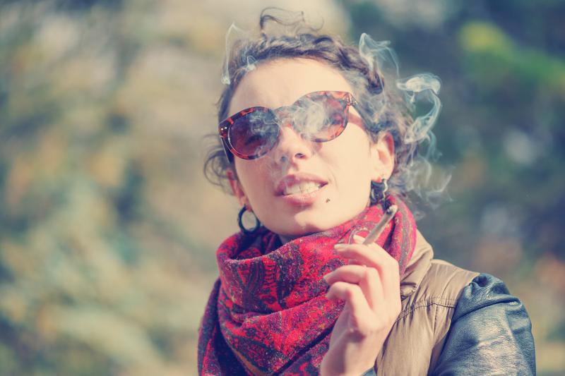 6826228-young-beautiful-woman-smoking-outdoors.jpg kvinne som røyker