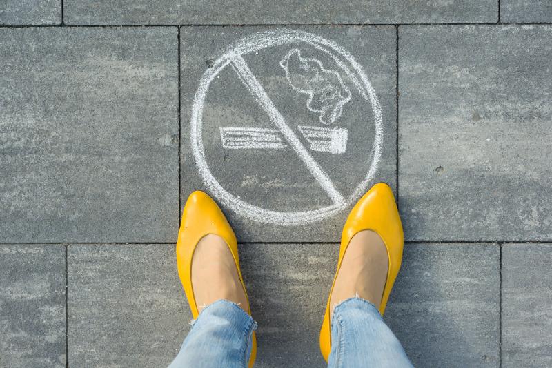34984739-female-feet-with-picture-no-smoking-painted-on-the-grey.jpg gule sko og ikke røyke skilt