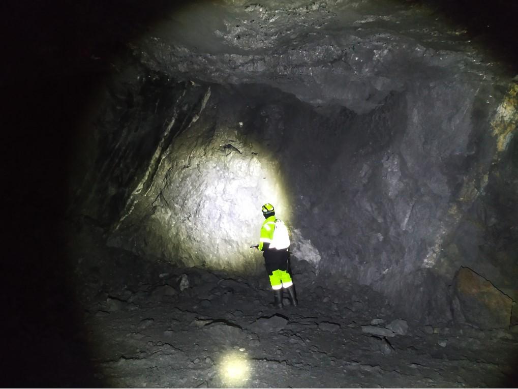 Geologistudent Ola Jensvoll inne i gruva til Skaland Grafitt.