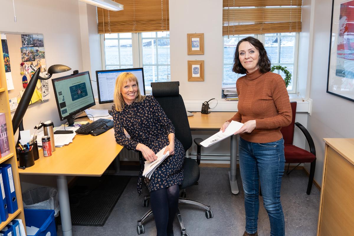 Forskerne Line Melbøe og Hege Gjertsen på kontoret.