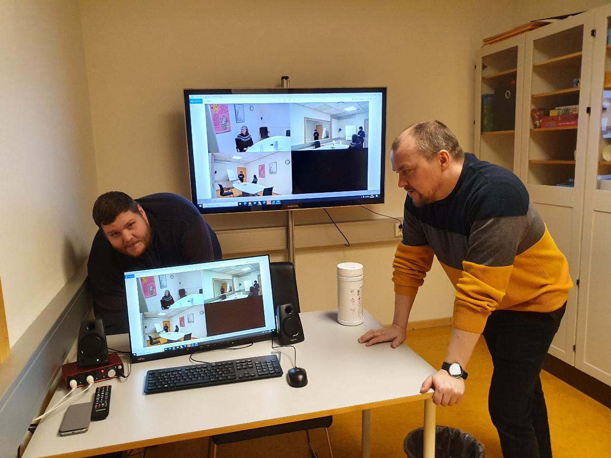 Teknisk utstyr og to ingeni&oslash;rer