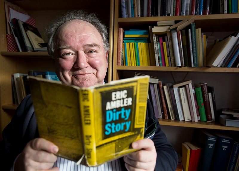 Professor i litteratur Michael Schmidt leser selv mye krim. Favoritten er Eric Ambler.