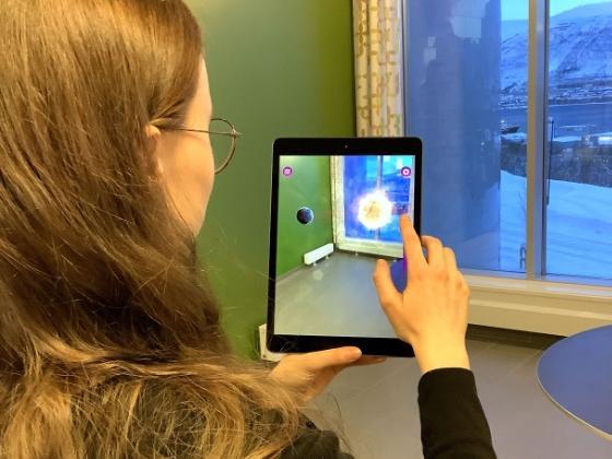 Prosesser i verdensrommet blir mer levende i AR enn i en tradisjonell l&aelig;rebok.