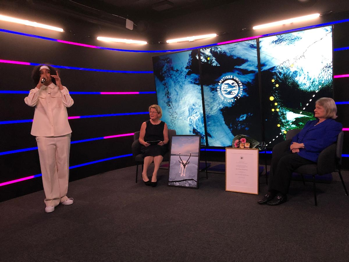 Artisten Musti (t.v.) fremf&oslash;rte rap-l&aring;ta &laquo;Gro Harlem Brundtland&raquo; under dagens &aelig;resdoktorkreering av Gro Harlem Brundtland (t.h.), ledet av Anne Husebekk.