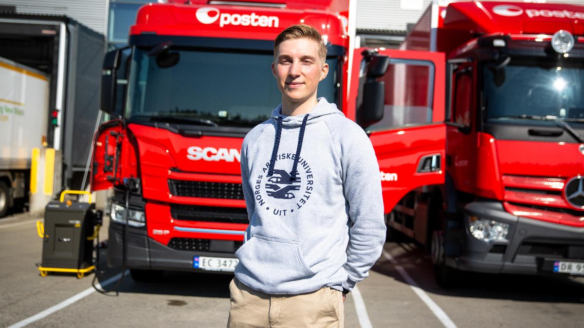 Bilde av Ole Andre Isaksen foran Postens el-lastebil