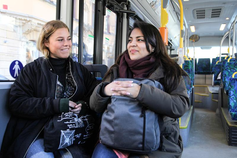To kvinner på buss