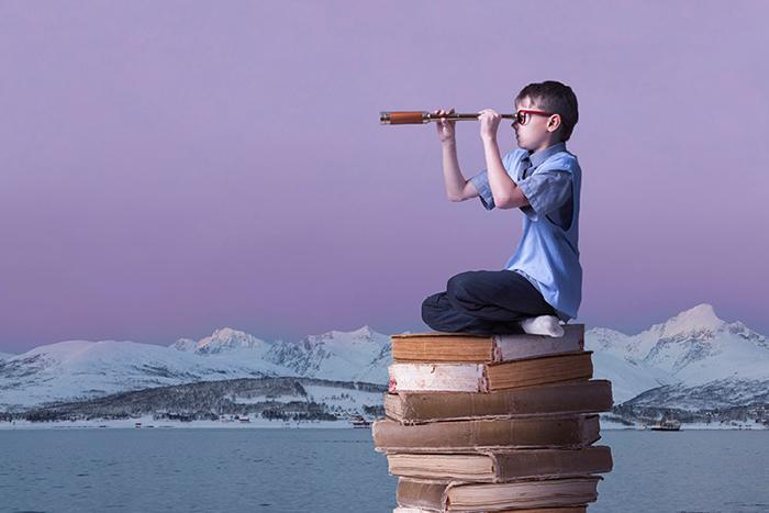 Illustrasjonsbilete av ein gut med kikkert, sittande på bøker i eit nordleg landskap
