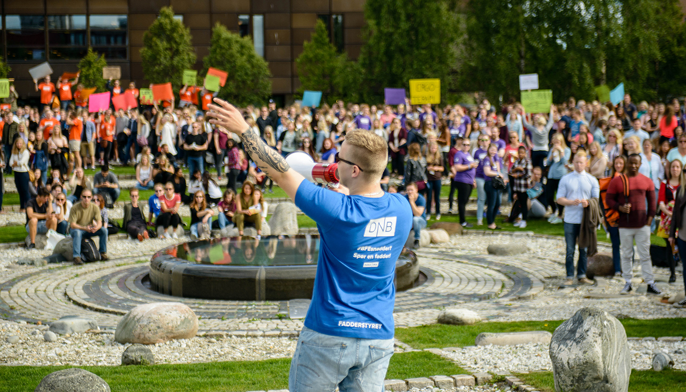 Hver høst står engasjerte faddere klar til å ta imot nye studenter når studiestarten sparkes i gang med fadderuka i midten av august! Fadderne gjør sitt beste for at du som ny student skal få et nettverk og bli kjent med byen, studiemiljøet og studenttilværelsen.