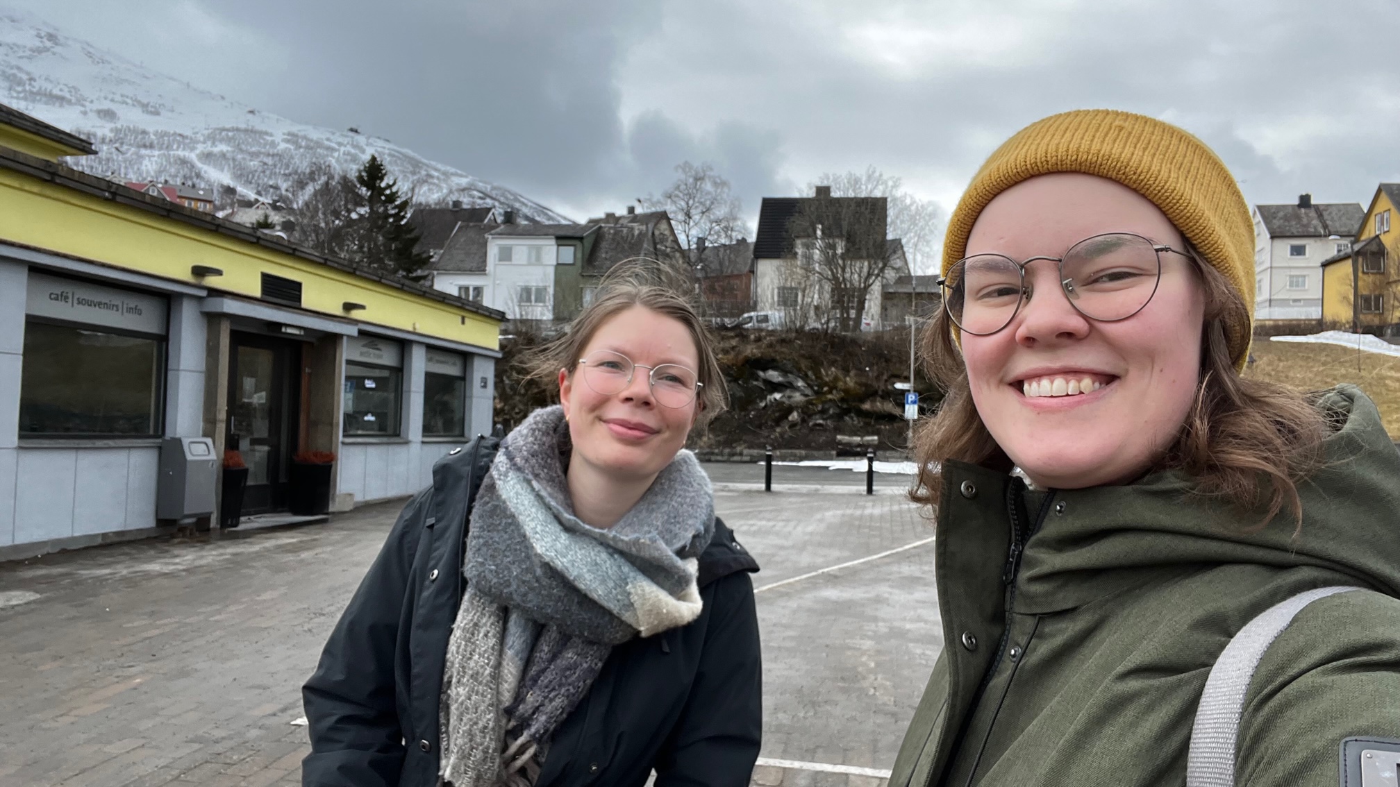 Selfie utenfor togstasjonen i Narvik