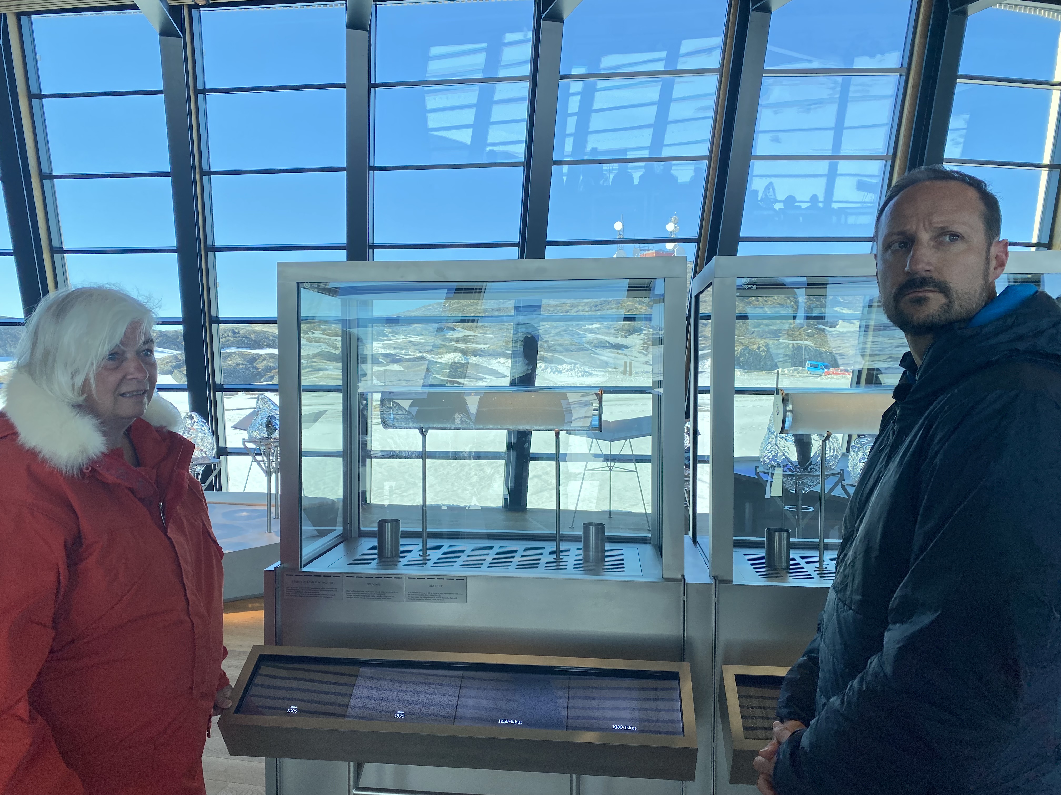 Kronprins Haakon sammen med Dorthe Dahl-Jensen, som han ogs&aring; m&oslash;tte i 2009, p&aring; Isfjordsenteret i Ilulissat. Foto: Rune Sundelin/UiT