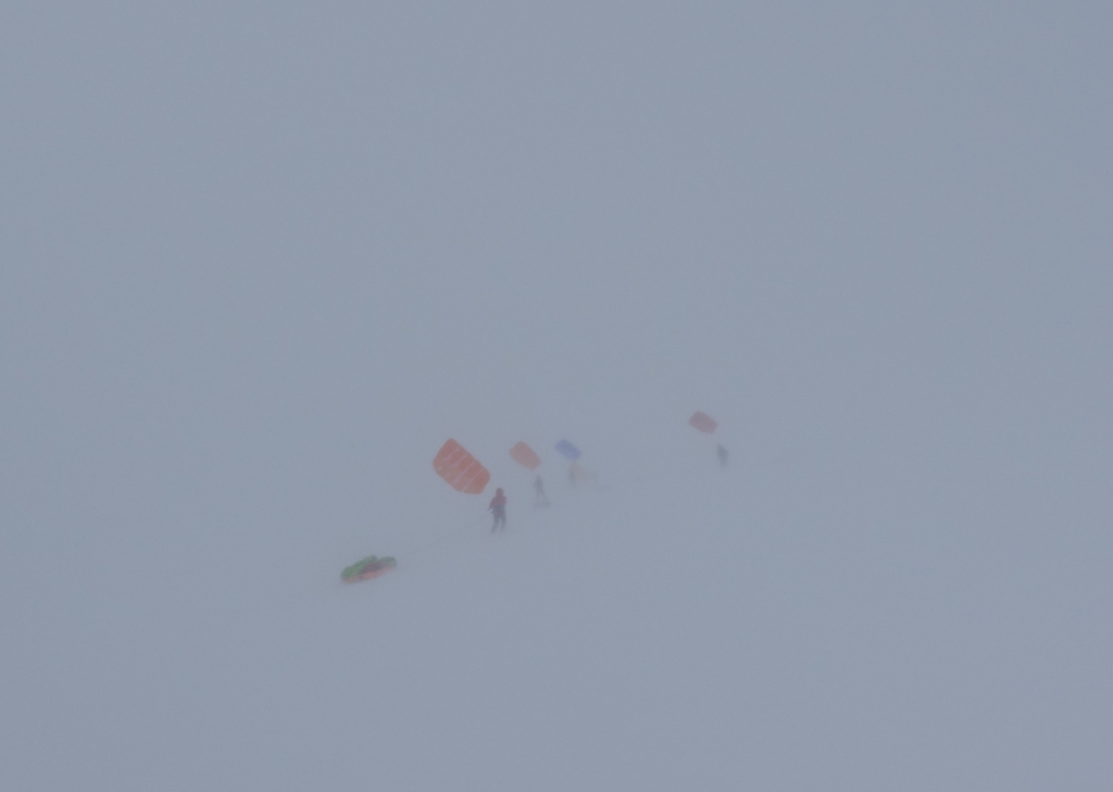 Sterk vind og sm&aring; seil over innlandsisen. Foto: Harald Dag J&oslash;lle