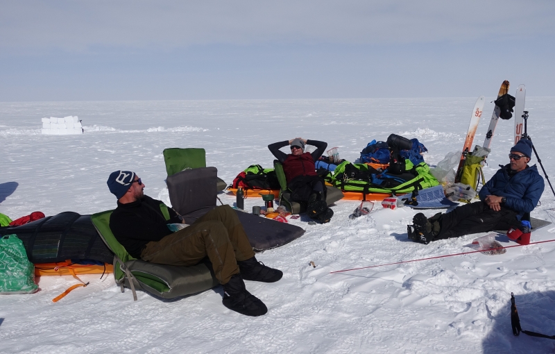 Utelunsj 2688 meter over havet, p&aring; 72 grader nord. Foto: Harald Dag J&oslash;lle