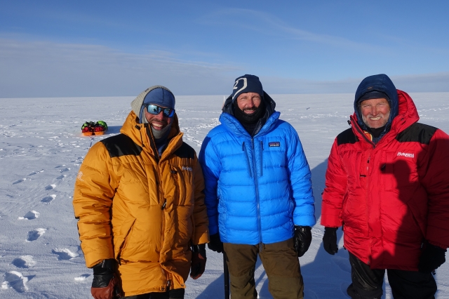 Brede smil etter 253 kilometer. Kronprins Haakon sammen med Ronny Fins&aring;s (t.v.) og Vegard Ulvang. Foto: Harald Dag J&oslash;lle/UiT