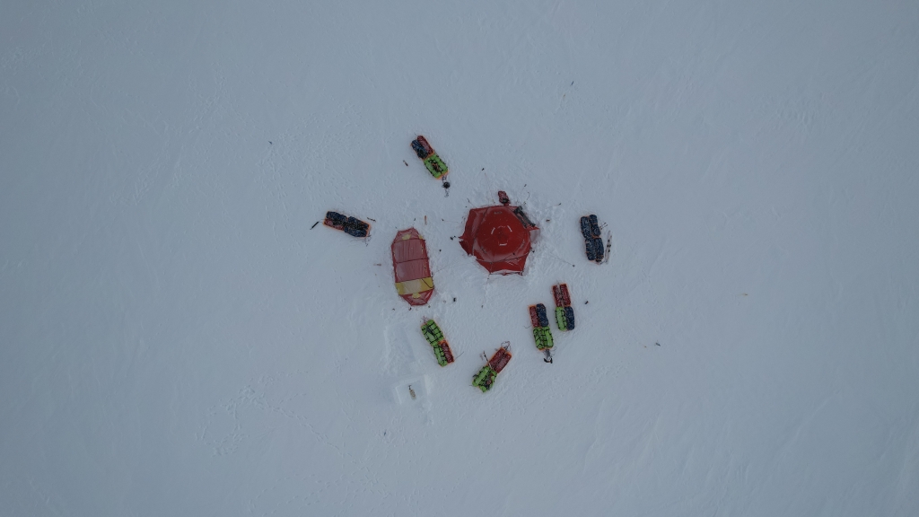 En teltleir p&aring; gr&oslash;nnlandsisen &ndash; sett fra lufta. Dronefoto: Vegard Ulvang.