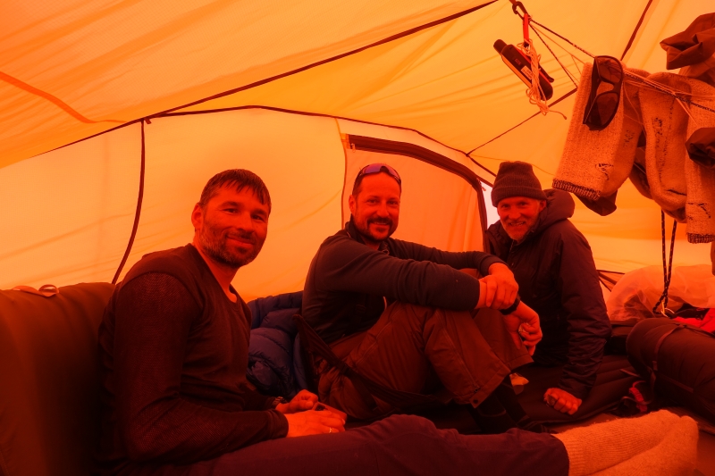 Kunuk, kronprinsen og Vegard er innstilt p&aring; en lang dag i teltet. Foto: Harald Dag J&oslash;lle