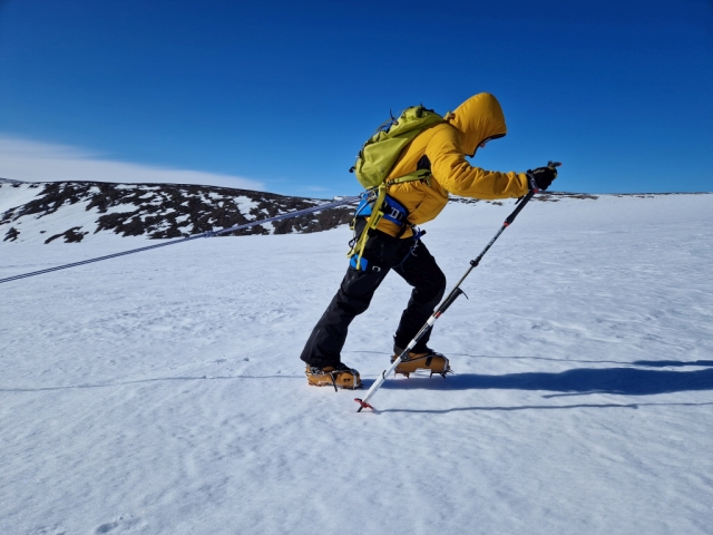 Markus synes motbakketrekking med pulk er oppskrytt. Likevel g&aring;r han f&oslash;rst i l&oslash;ypa &ndash; og forklarer det med det gode h&oslash;ydeoppholdet p&aring; innlandsisen. Foto: Harald Dag J&oslash;lle/UiT