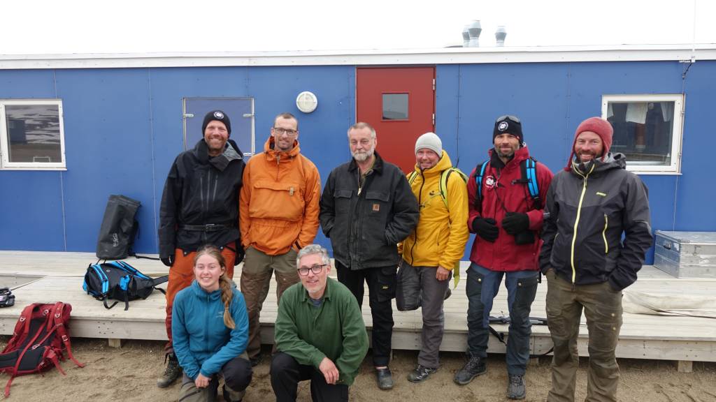 Det ble et hyggelig og l&aelig;rerikt bes&oslash;k hos Lars Holst Hansen, J&oslash;rgen Skafte, Lotte Wendt og Jannik Hansen som for tida utgj&oslash;r forskningsstasjonen Zackenberg. Foto: Harald Dag J&oslash;lle