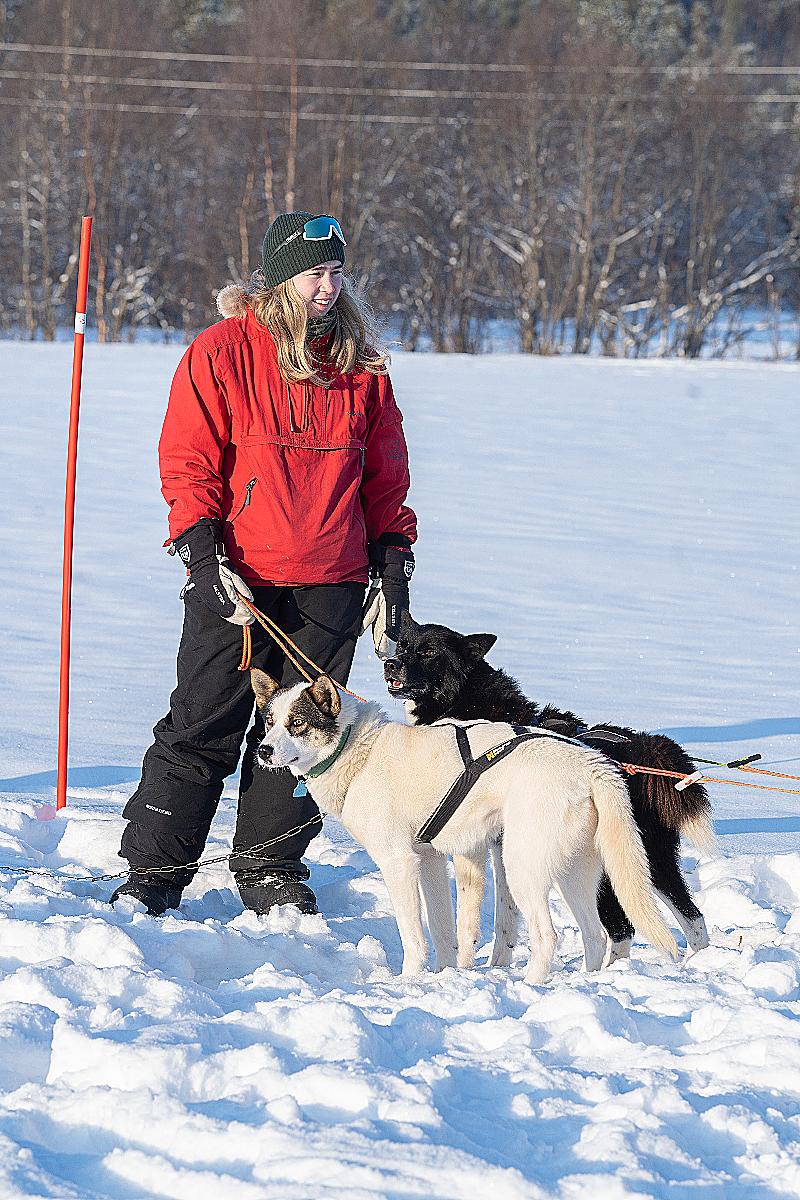 Oda Elise Frydenlund sammen med to hunder. 