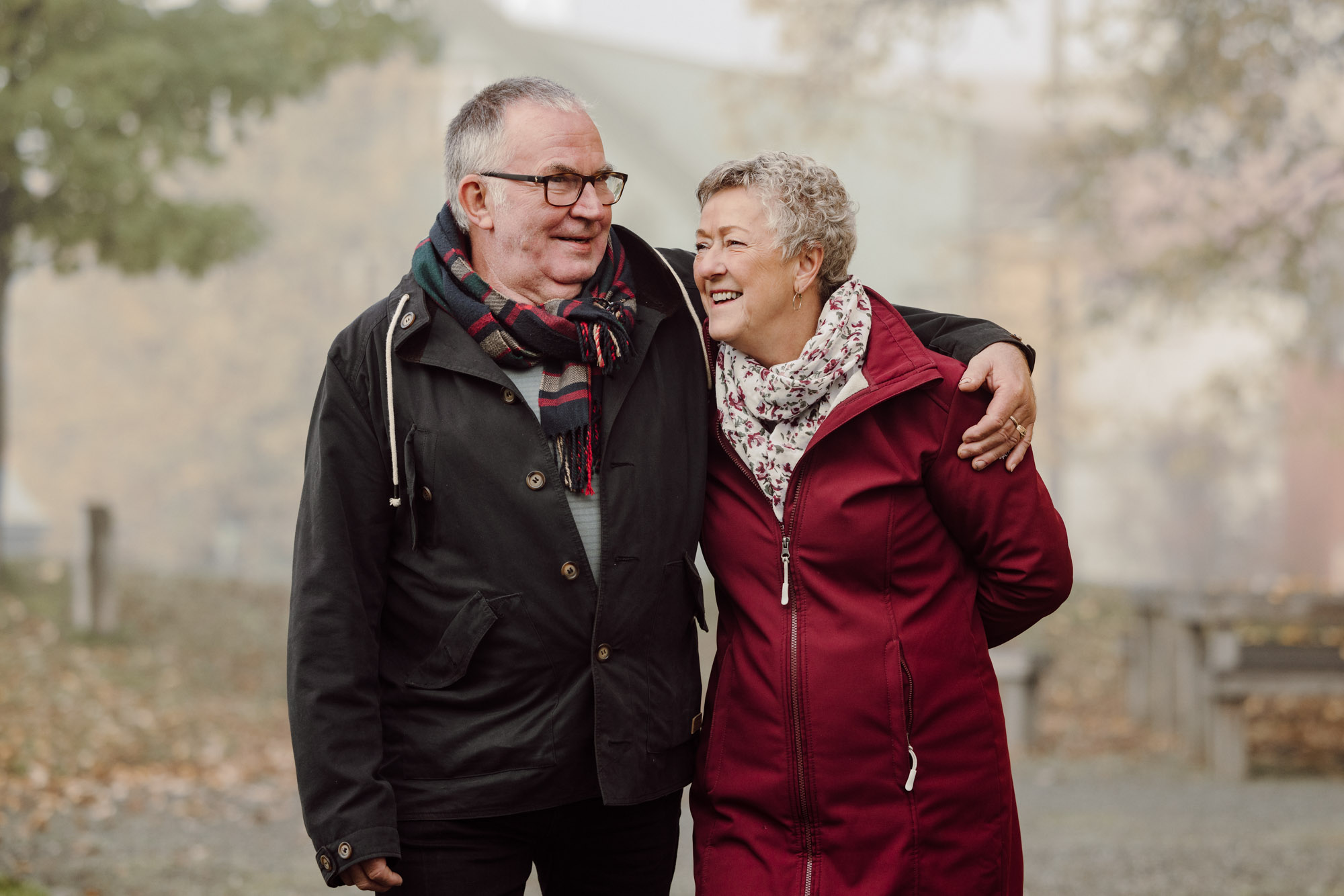 Smilende mann og kvinne som holder rundt hverandre. Foto