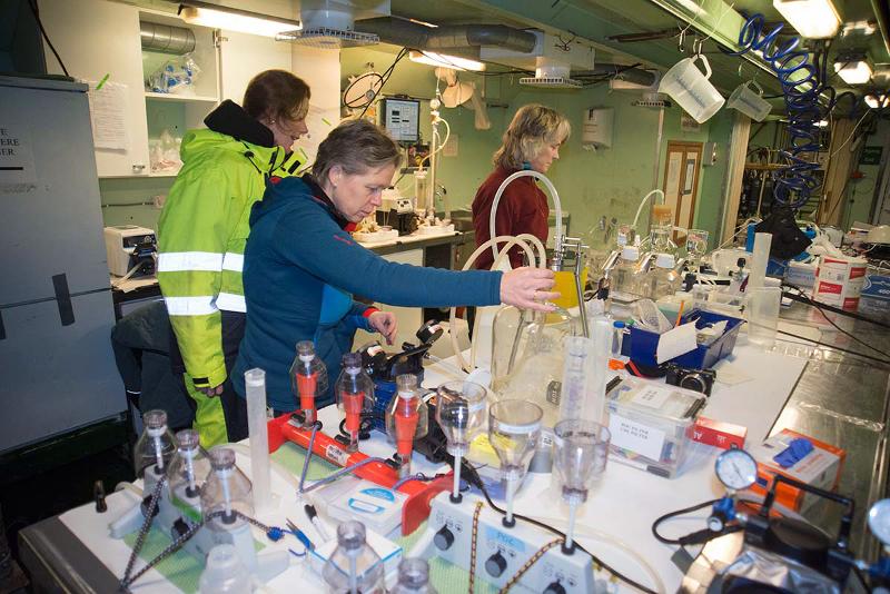 marit-lab-hh-jun2014-dsc7643.jpg Mye av arbeidet som gjøres på toktene skjer på laben. Her fra Helmer Hanssen i juni 2014.