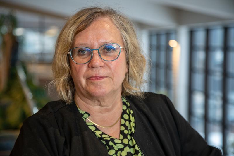 Torill_Nyseth_UIT_21087_Foto_Kjetil_Rydland.jpg Portrett av ei kvinne i eit atrium.