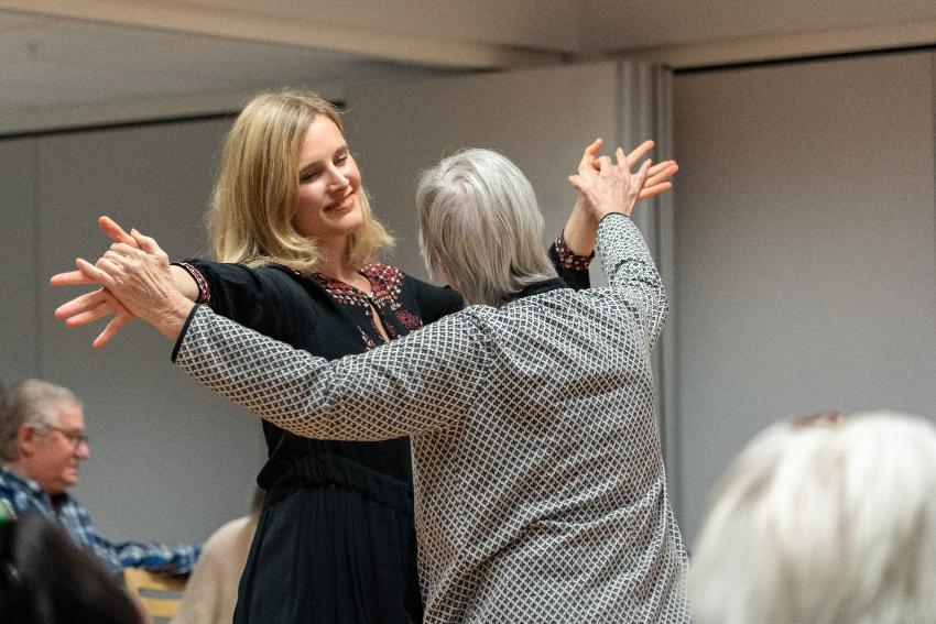 Forsker og person med demens danser sammen