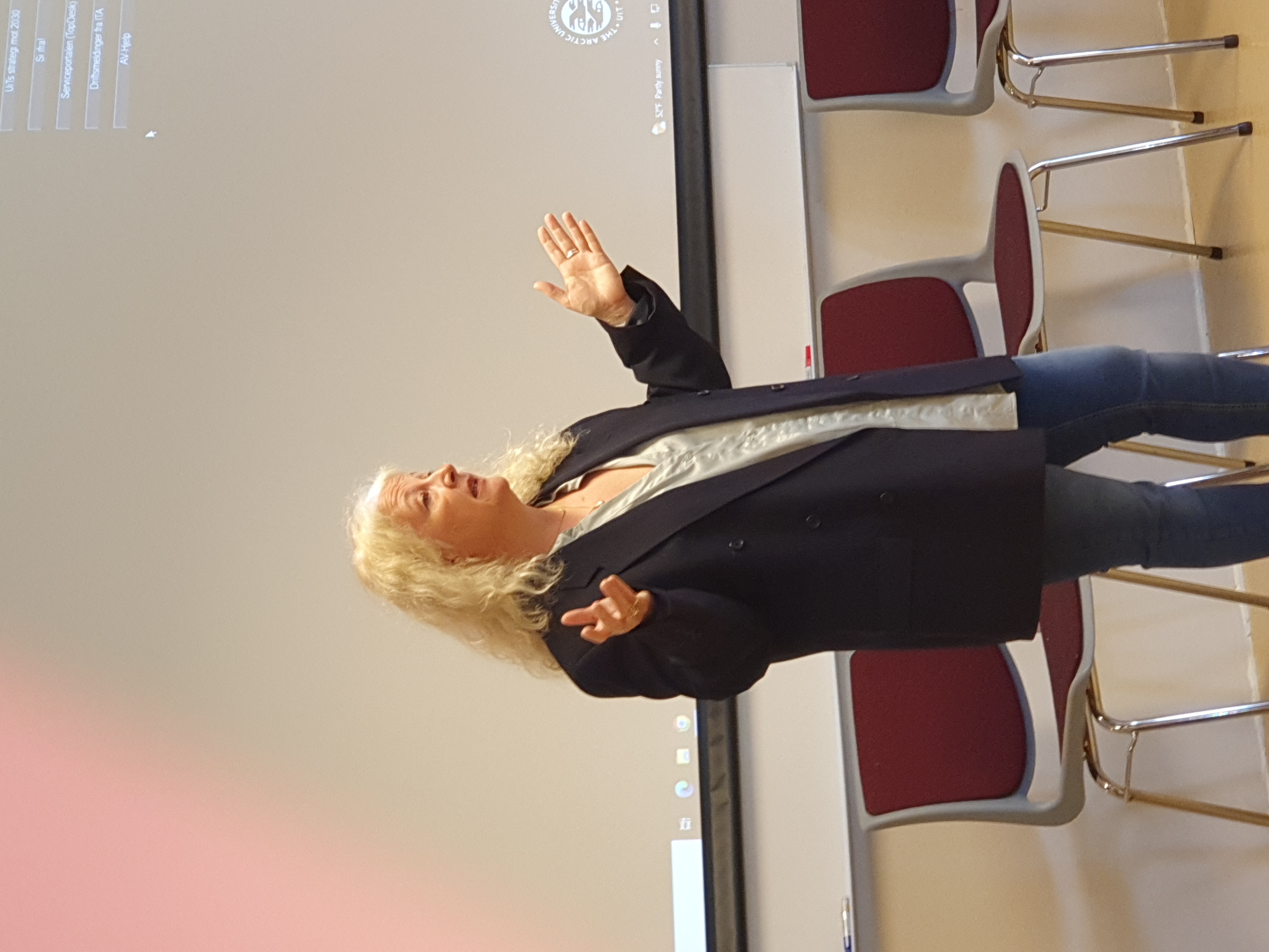 BENTE TIL KALOTTERNE.jpg dame krøllete hår rektor