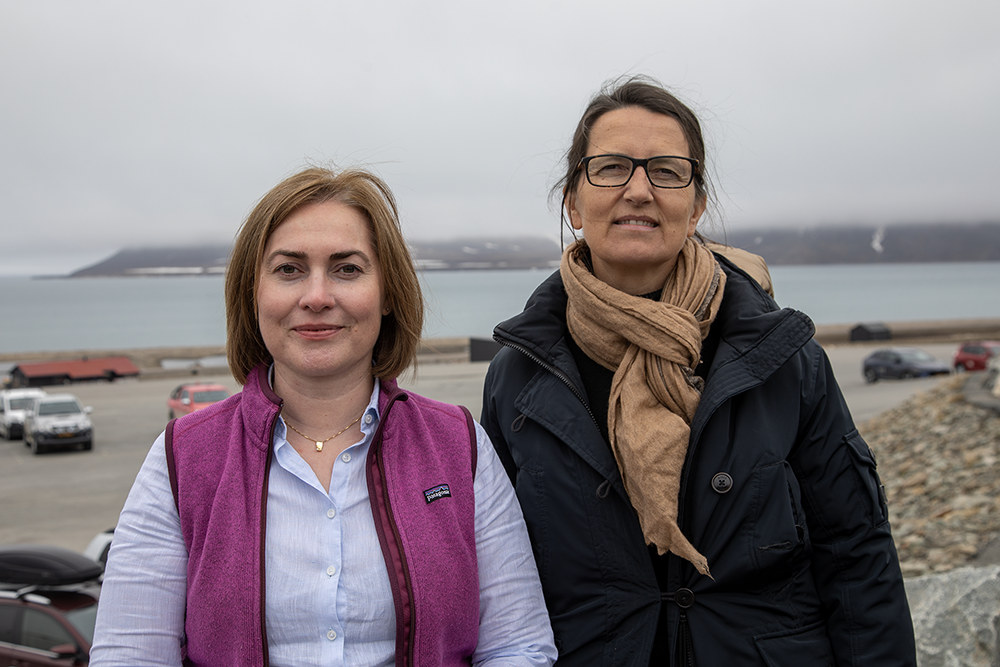 Prorektor for forskning og utvikling ved UiT, Camilla Brekke (t.v.) p&aring; flyplassen i Longyearbyen, sammen med Sandrine Lacombe som er professor og viserektor ved Paris Saclay Universit&eacute; og leder av EUGLOH. 