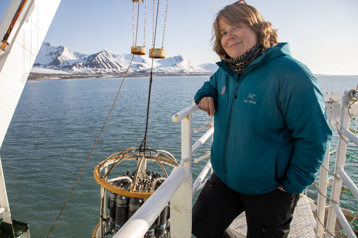 Malin Daase med et instrument som karakteriserer vannmasser om bord p&aring; Helmer Hanssen. 