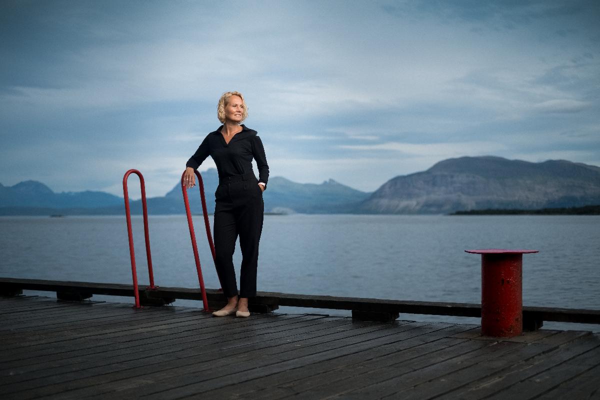 Kvinne st&aring;r p&aring; kaikanten