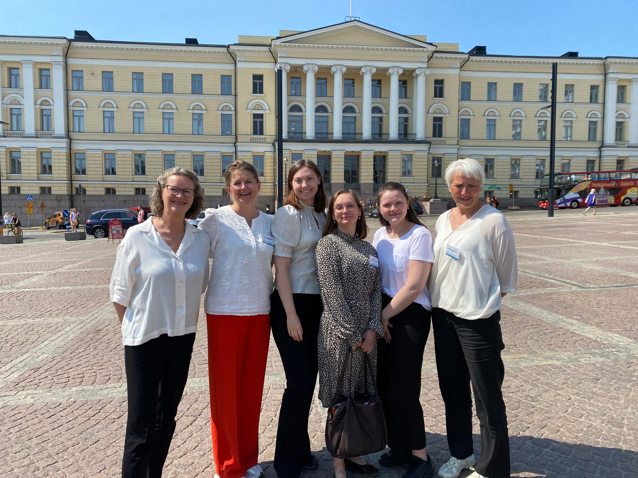 Fredrikke Fjellberg Moldenæs, Marie Lindsjørn Nordvik, Magnhild Haugen, Randi Sigurdsen, Lena Bendiksen og Trude Haugli poserer smilende sammen.  