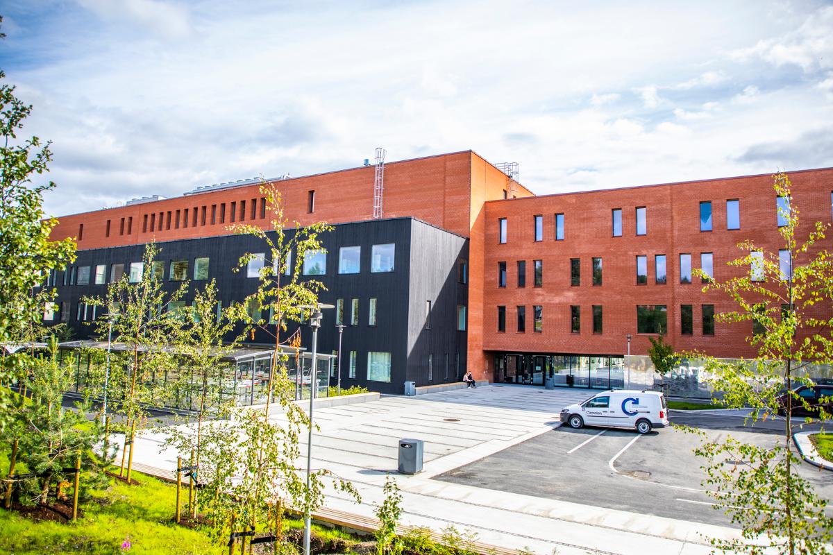 Medisin og Helse-bygget 2 (MH2) ble bygget i 2018 som en utvidelse av MH1, som rommer legeutdanninga. P&aring; andre siden er bygget forbundet med Universitetssykehuset med en gangbro. 