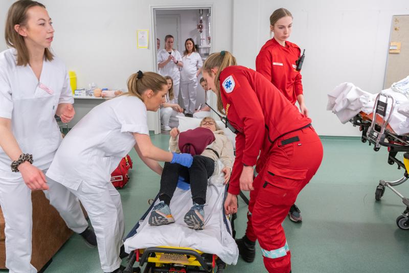 Fodselssimulator_UIT_18897_Foto_Christian_Halvorsen.jpg Studenter øver på en komplisert fødsel i 2022.