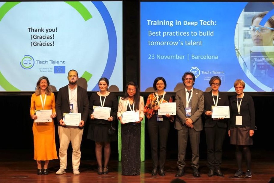 Ei gruppe menneske oppstilt p&aring; ei scene etter at dei har f&aring;tt pris.