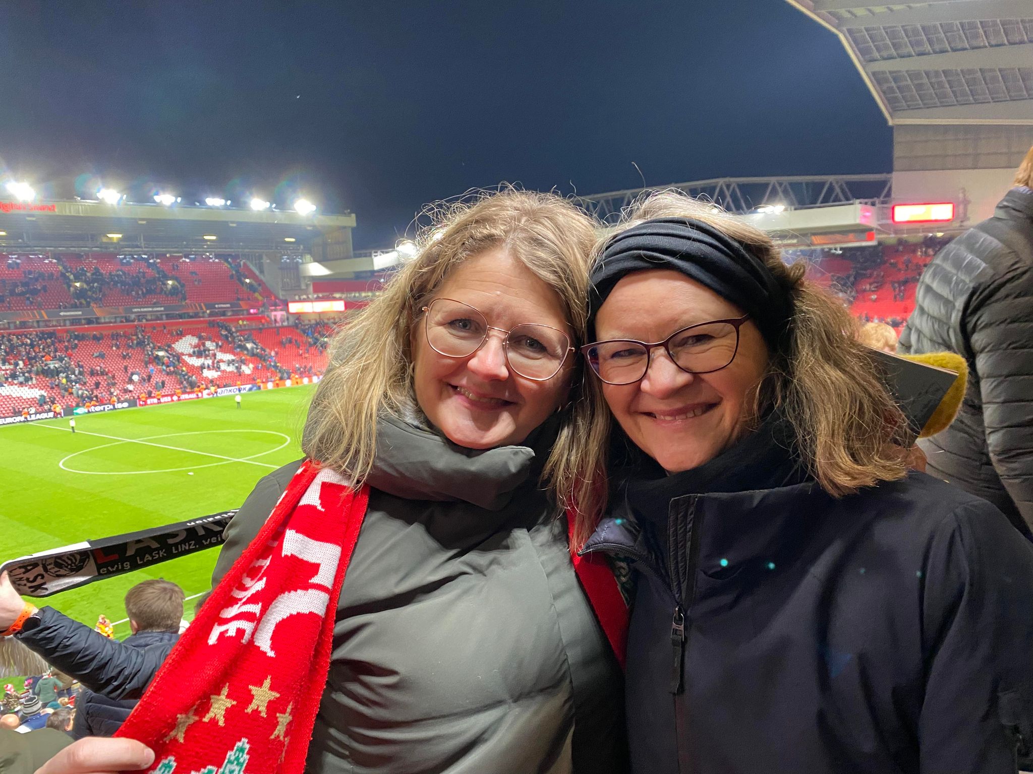 Bilde av Trude og Lena på Anfield. 